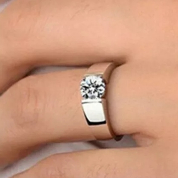 ❤️Woman's White sapphire band ring❤️ - Picture 9 of 9